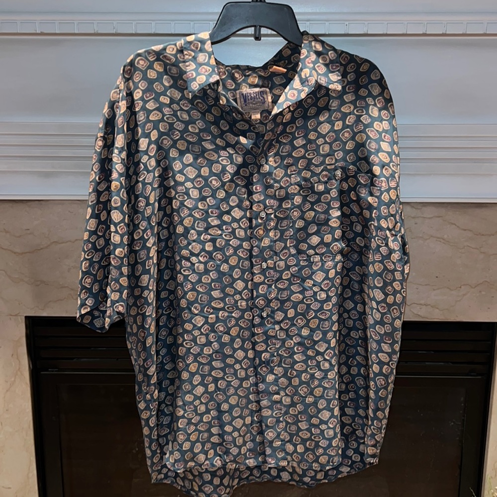 - 🌼 Vessels vintage button up size large.